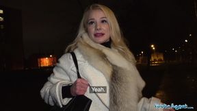 Public Sex Sexy Blondinen enge rasierte Muschi gefüllt mit Sperma