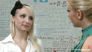 Pieprzenie, lizanie dupy &#8211; blond lesbijki na studiach Ashley Fires i Ashley Jane masturbują się wibratorem dildo