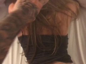 Fille excitée se fait jouir dans sa chatte toute serrée