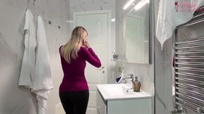 Stepaunt Annoyed by Her Stepnephew's Finds Herself Having to Wank Him with the Excuse of Broken Arms