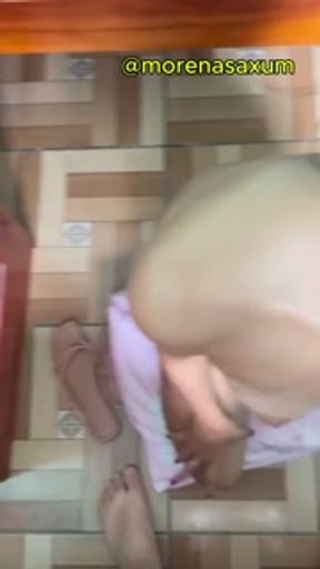 Namorada magrinha de 18 anos voltando da festa quer que eu goze na cara dela