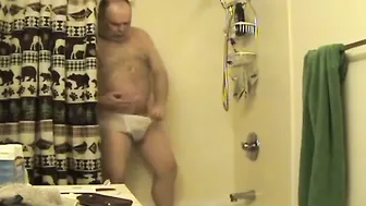 Amateur daddy bear strokes his cock in bathroom