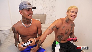 Mamando meu amigo depois de perder no videogame