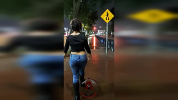 VIDEO CORTO ENSE&Ntilde_ANDO LAS TETAS Y EL TRACERO BAJO LA LLUVIA