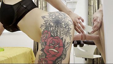 Follando dildos en el espejo. Paja anal