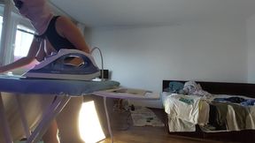 Amateur mom does housework naked.