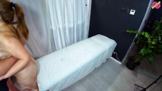 天然巨乳のデカ尻自家製美女がマンコを舐められ、指マンされて潮吹きオーガズムに達し、アナルファックと射精をされる