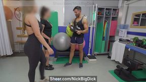 sexo muy caliente en el gym , el entrenador personal se lo monta en el gym con estas preciosas hermanastras