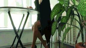 Oh, how her exhausted legs hurt MP4(1280x720)FHD