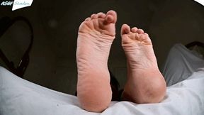 BB 's dry feet could use a lick! - MOV