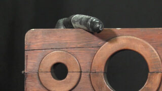 Sitomisleikki klassisessa homopornossa: nuoret miehet imevät isoja kulleja ennen anaaliseksiä