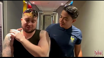 Meu amigo me massageou depois do treino pesado (COMPLETO NO RED)