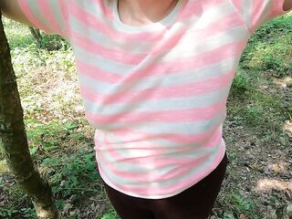 Titten schlagen im Wald