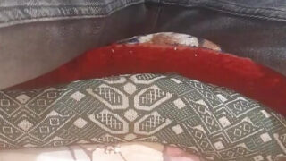 Magrelos franceses peludos com pênis enormes se masturbam e transam sem camisinha.