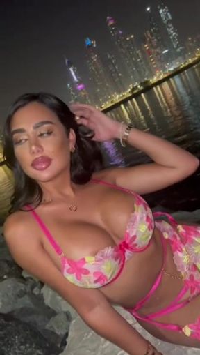 Come daddy fuck 🔞 me hard 👅 under the moon of Dubai 🍆