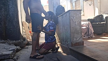 Dando o cuzinho no quintal de casa