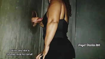 Angel Davila chupando no buraco do gloryhole veja v&iacute_deos Completos no canal Angel Davila bbb Aqui no Xvideos