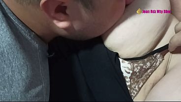Jean Rodr&iacute_guez Casada Infiel Mama Verga del Vecino, le Comen la Panocha y la Penetran Sin Piedad &ndash_ Tetas Rebotando y Placer Prohibido