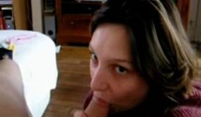 una mujer cachonda accede a chuparle la polla a su novio a primera hora de la maana