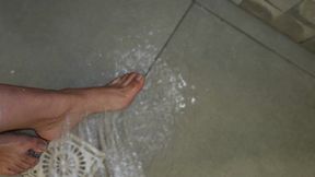 Washing my dirty feet, shower