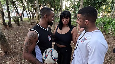 Fui devorada pelos jogadores do meu time favorito DP com os pauzudos com anal