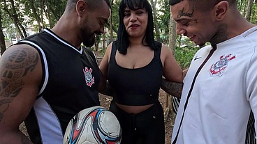 Fui devorada pelos jogadores do meu time favorito DP com os pauzudos com anal