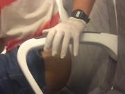 enseñando el culo en el metro
