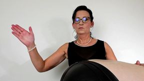 maitresse n est pas contente, le garnement recoit une bonne fessee