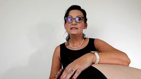 maitresse n est pas contente, le garnement recoit une bonne fessee