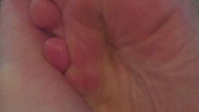 MSN THE ZONE BOTTOM OF TOES ON COUCH & SOLES OF FEET *MSN THE ZONE DISCONNECT ROOM NOISE*