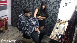 PUTITA ARGENTINA SE LA COGEN EN LA BARBERIA-ALMASEXY