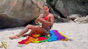 COMI A VICK NA PRAIA COM VARIAS PESSOAS OLHANDO