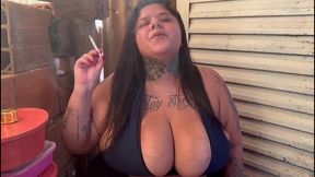 bbw fumando e mostrando os peitoes