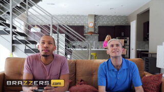 Ricky Johnson dan Xander Corvus memukul punggung besar Bridgette B dalam aksi anal yang intens