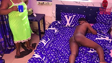 HORNY AFRICAN STEPMOM IS HAPPY TO MEET STEPSON NAKED AND HARD, SO SITS HER WET PUSSY ON HIS COCK