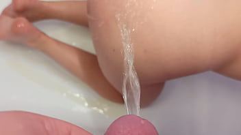 GOLDEN RAIN , PISSING ON A GIRL CLOSE-UP!!!!