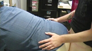 Nagy faszú, pufók kanadai pasik kölcsönös szopást, kézimunkát és masztrubálást élveznek, ami nyers anális szexhez vezet.