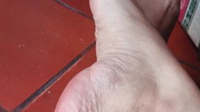 Roxan gets dirt off her feet using her soles and foot arches (3)