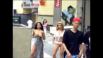 Duas Gatas Nuas na Av. Paulista e nas Ruas de S&atilde_o Paulo. Amador 100% Real