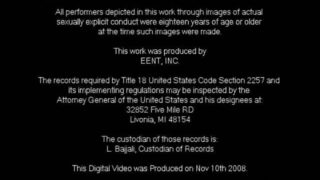 Gorący młody John Magiatti i jego ręczna robota kończą się potężnym wytryskiem na jego ciasny tyłek z dużego penisa w prezerwatywie