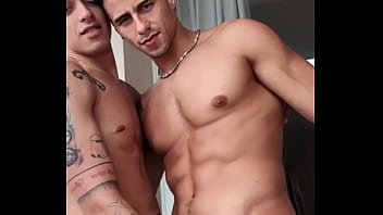 SENTANDO NO BOMBADO TATUADO