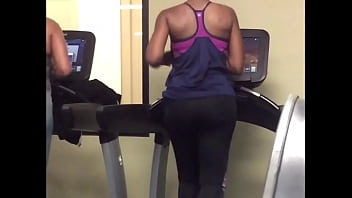 vouyer big booty at the gym jiggling on treadmill candid footage of bubble butt