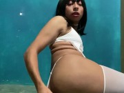Femboy jugando con juguete