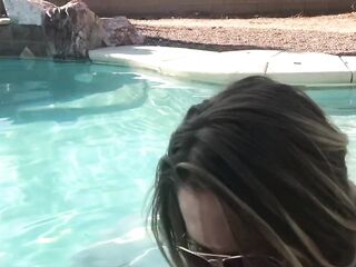 Toplees blow job sex in the pool