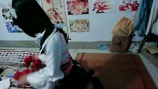 Linda cosplayer de Maid practicando selfbondage