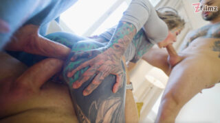 Pênis enormes devastam as magrinhas italianas Anuskatzz e Kat em uma orgia anal selvagem com direito a sexo oral, posição de vaqueira e dupla penetração.