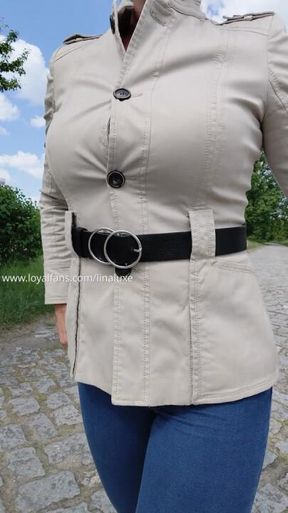 In Jacket und Jeans unterwegs