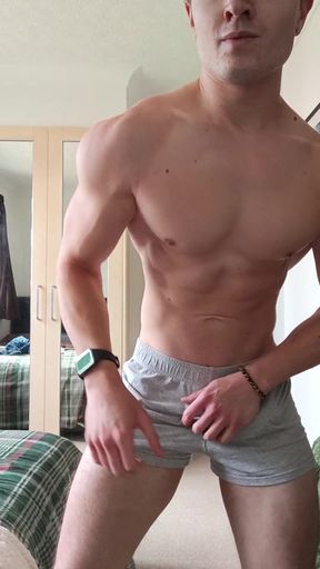 Hunky twunk shows off his chiselled muscles while flexing