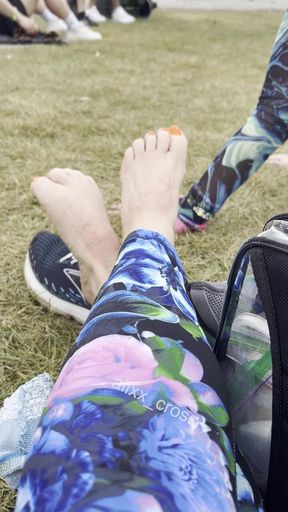 Dirty feet enthusiast enjoys a foot job