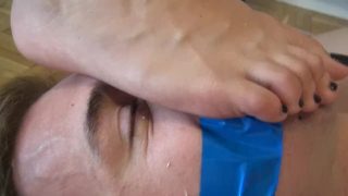 شرطية مثيرة تخنق رجلاً بقدمها